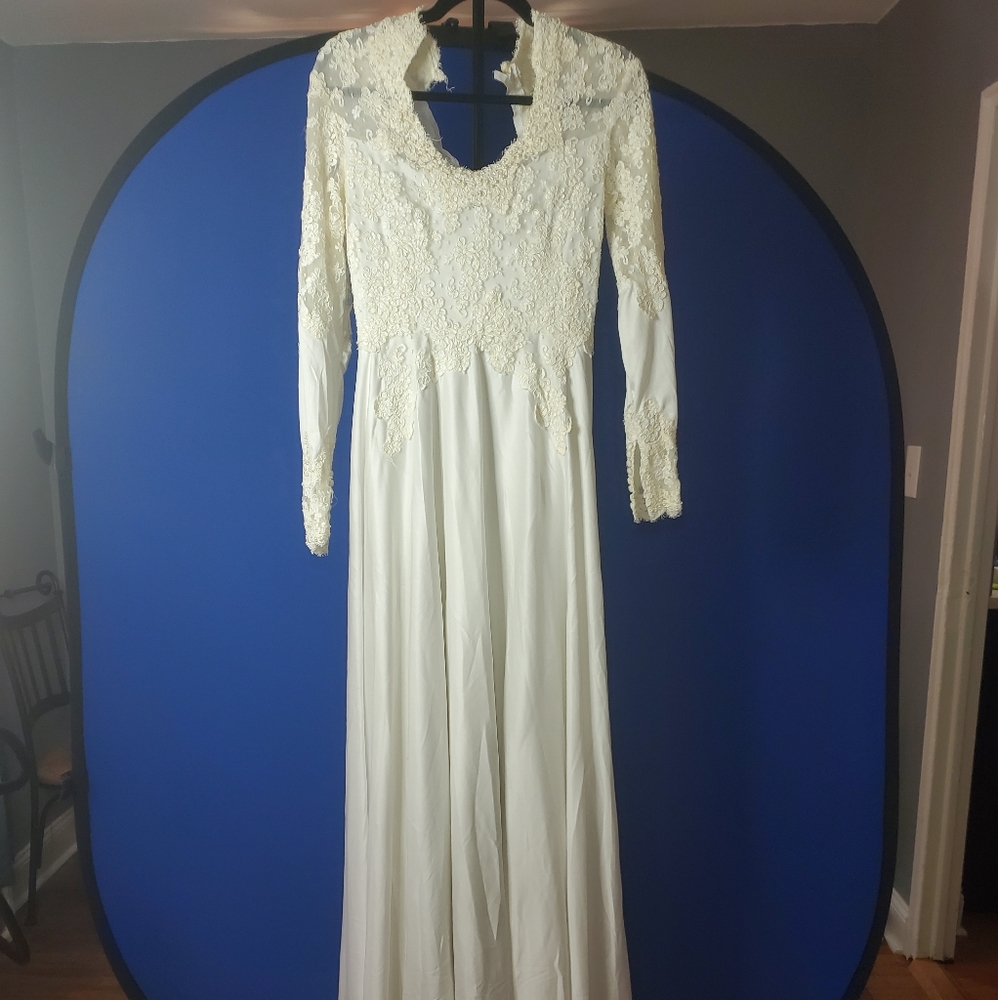 Beautiful vintage style ivory wedding dress